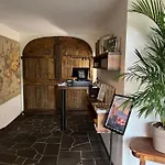 La Cour Carree Hotel Perrier