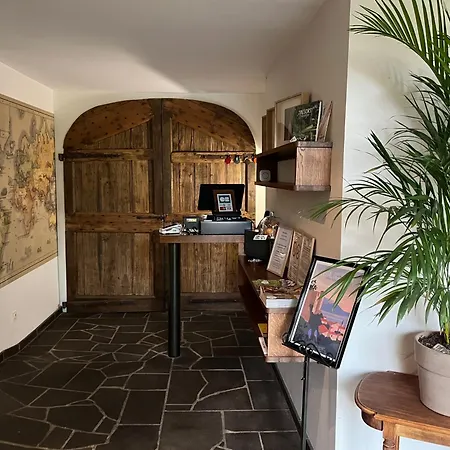 La Cour Carrée Hotel Perrier