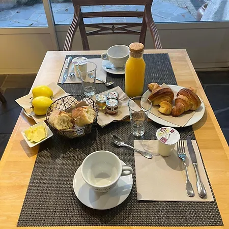 La Cour Carrée 3* Perrier