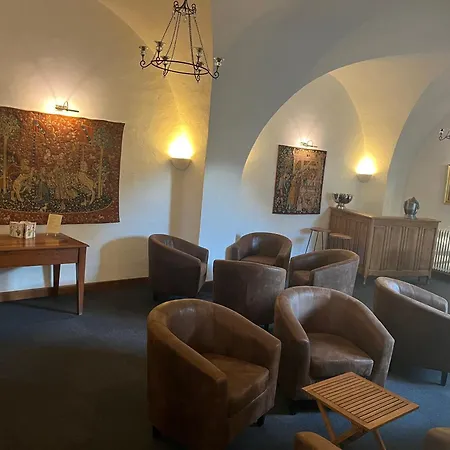 La Cour Carrée 3* Perrier