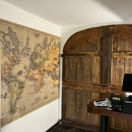 La Cour Carrée Hotel Perrier