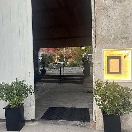 La Cour Carrée Hotel Perrier