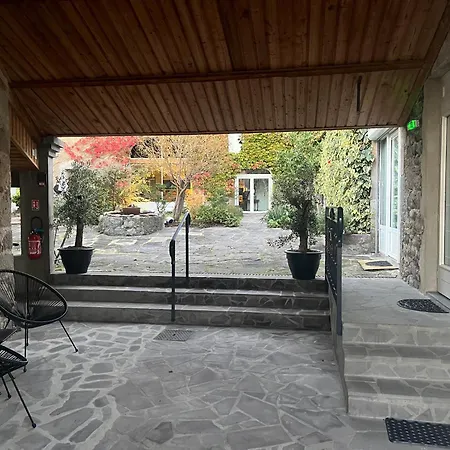 La Cour Carree Perrier